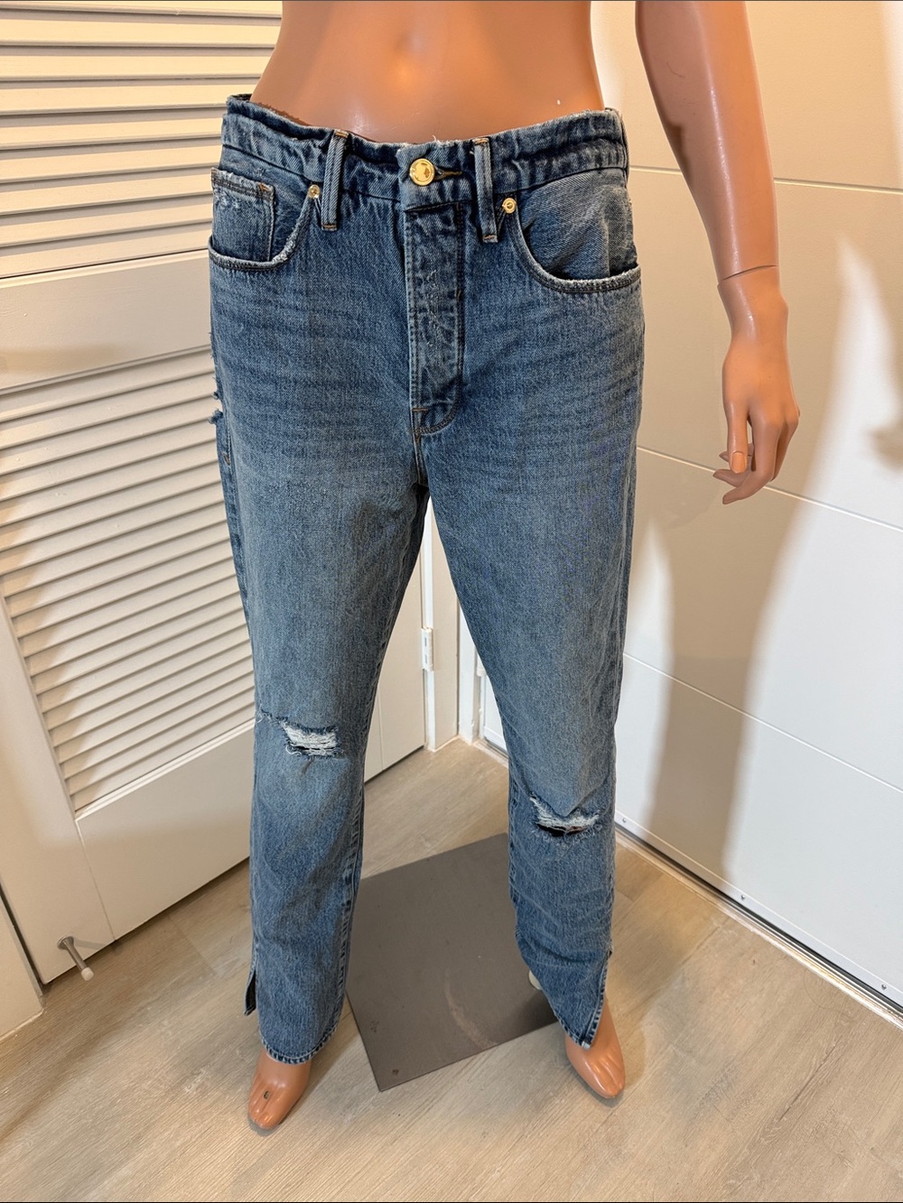 Good American button fly size 6 high-Rise Distressed Straight Leg Jeans